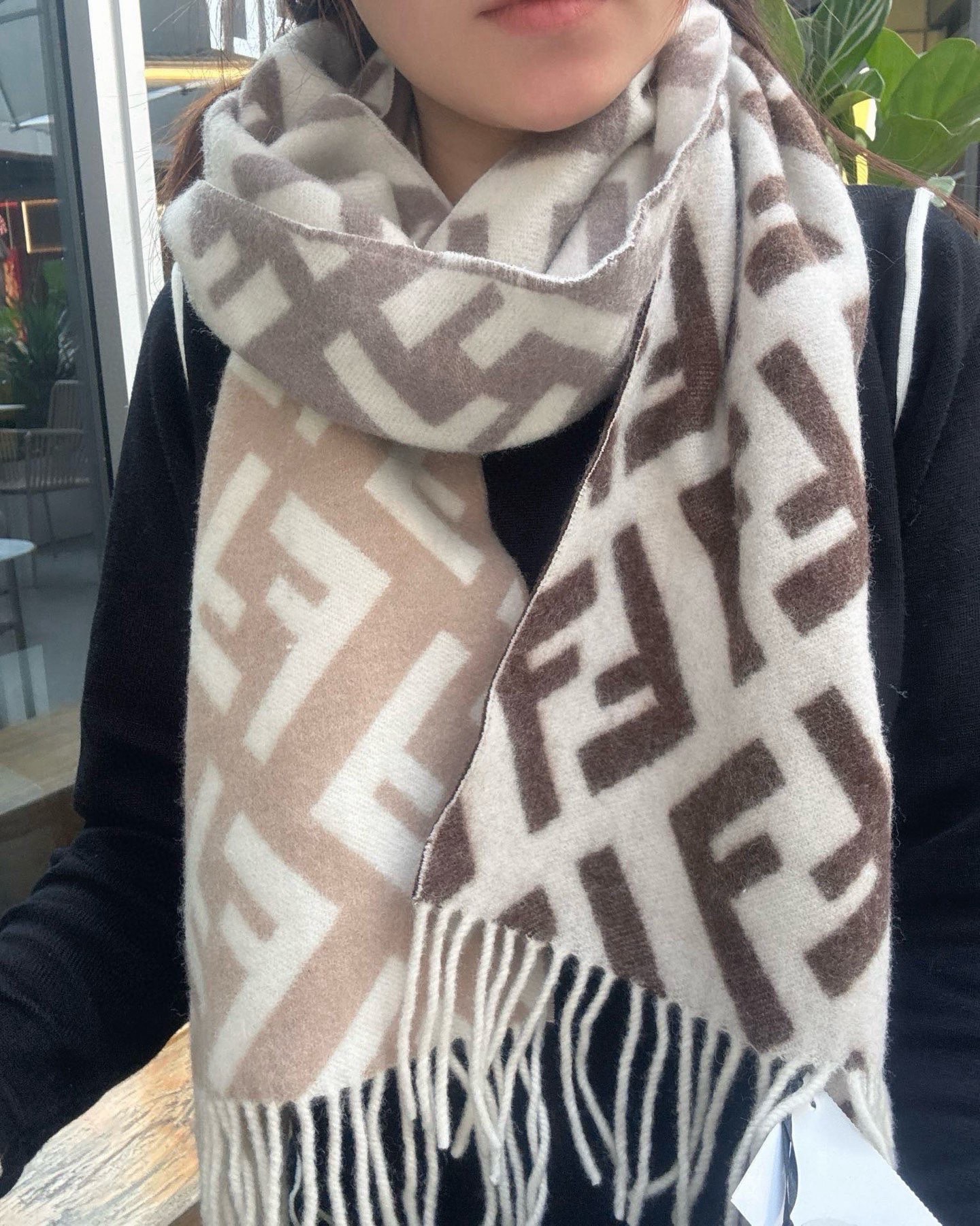 NO:728740,Fendi's new presbyopic gradient double-sided cashmere scarf, soft and delicate double-sided style, FF classic jacquard gradient; soft wool and cashmere materials. From the Stefano Pilati collaborative design series. The gradient effect transitions from brown to beige, decorated with a full-width white oversized FF pattern. Super gentle and elegant, full of high-end, original single-level quality. Beautiful style, really don't miss it. Specification 35 x180cm  Tassel length 8cmx2, material cashmere and wool. Long tassel scarf. Soft and skin-friendly. High version scarf, high version scarf, fendi19860909Fendi新款老花渐变双面羊绒围巾,柔软细腻的双面风格,FF经典提花渐变；柔软的羊毛和羊绒材质.来自Stefano Pilati合作设计系列.渐变效果以棕色向米色过渡,饰有全幅白色超大号FF图案.超级温柔显气质,高级感满满,原单级品质.美出天际的款式 真的不要错过.规格35 x180cm 流苏长度8cmx2,材质羊绒与羊毛.长款流苏围巾.手感柔软亲肤.高版本围巾,高版本围巾,fendi,scarf