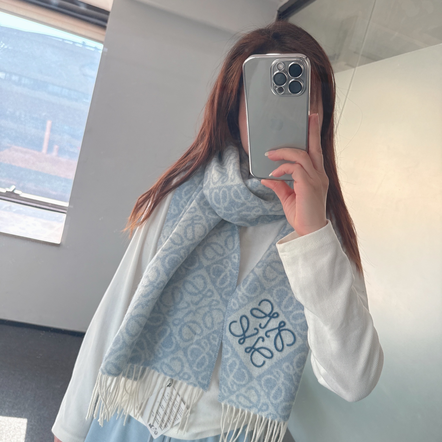 NO:728755,High version flocking version · LOEWE's new hottest scarf, double-sided wool and cashmere scarf, decorated with Anagram tufted embroidered logo on the corners, embellished with two-color plaid Anagram  This scarf with jacquard pattern and milk tea color is known to be out of stock. The upper body effect is really incredible. Our product will definitely hit the market instantly. I can say that the only raw material on the market that we use is 18 count Basalan wool. It is slightly velvet on both sides. The texture is soft enough and very skin-friendly. It does not tie at all. It has a flocked and embroidered logo. This  This kind of craftsmanship not only ensures the texture and appearance of the scarf, but also ensures the skin-friendly feel. In the textile industry, our family also has the spirit of craftsmanship to the end. It is absolutely outstanding in autumn and winter. Size 38*180cm, composition 90 Basalan wool 10 cashmere high version scarf, high version scarf, loewe, loewe19860909高版植绒版本 · LOEWE罗意威新款最火围巾,双面羊毛和羊绒围巾,角落饰有 Anagram 簇绒刺绣Logo,点缀双色格纹 Anagram 缇花图案.奶茶色此款围巾号称断货王,上身效果真是没话说,咱家这货绝对秒杀市场,市面上的我可以说只有咱家用的原料是18支巴素兰羊毛,两面微微起绒,质感足够柔软,很亲肤,一点不扎,植绒刺绣Logo,这样工艺既保证了围巾的纹路品相,又保证了手感亲肤感,纺织界咱家也是匠人精神走到底,秋冬有他绝对杠杠滴,尺寸38*180cm,成分90巴素兰羊毛10山羊绒高版本围巾,高版本围巾,loewe,loewe,scarf