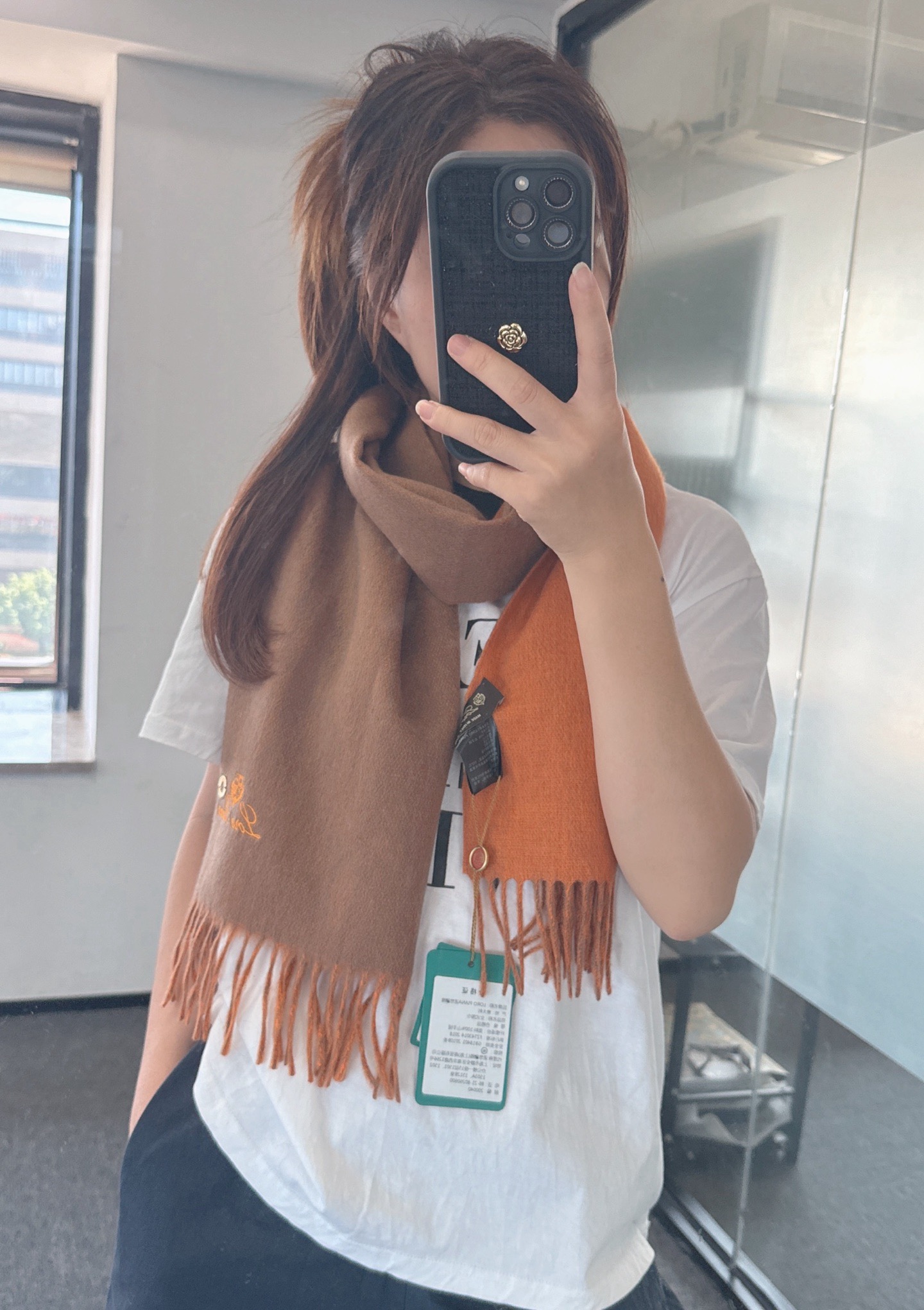 NO:728753,Loro Piana ·  Nuoyoupanya [Trading company’s last order, the best double-sided cashmere scarf and shawl] It’s too expensive to give away and keep for yourself. It’s a big deal. It’s a hot product. It’s the best hard goods from the channel. The last order for direct supply to Italy is very small. The customer-supplied cashmere has a soft and waxy feel, the fabric is more lustrous, and it also increases the brightness of the color. LP has always strictly selected the highest quality cashmere as the benchmark. Without comparison, there is no harm. The world’s best  The top-grade cashmere makes the scarf extremely luxurious, and also increases the beauty and functionality. Two pairs of each color are required, so there is no headache in matching, and no regrets for ten thousand years. What is particularly recommended is that this style is a plaid color series, carefully selected popular colors, the color is bright and high-end, and all colors can be matched with each other in the whole family. 30*180cm, Albas cashmere high version scarf, high version scarf, loro  piana,loro piana,shawls19860909Loro Piana · 诺悠翩雅【贸易公司尾单,极品双面山羊绒围巾披肩】送人自留都太高大上了重磅上新,爆款爆款,渠道极品硬货～出口意大利直供专柜尾单到手数量极少,客供面料羊绒,手感软糯,面料更有光泽,也增加了色彩的鲜艳度LP一直以严格选用最高品质的羊绒为基准,没有对比就没有伤害,世界最顶级羊绒更是让围巾奢华到不行,更是增加了美感和功能性,每色必留两条,搭配不头疼,不留后悔一万年,特别值得推荐的是,此款是格纹色系,精挑细选的流行配色,色彩感鲜明又高级的感觉全家哪个颜色都可以互相搭配30*180cm,阿尔巴斯山羊绒高版本围巾,高版本围巾,loro piana,loro piana,shawls,scarf