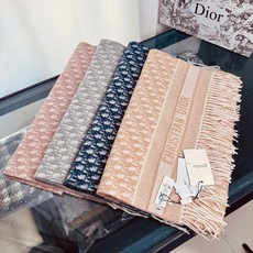 🆕【高版 · Dior双面流苏倾斜字母】 这款 Oblique 印花围巾重新诠释 Dior 经典标识,彰显现代精神。采用 🆕【高版 · Dior双面流苏倾斜字母】 这款 Oblique 印花围巾重新诠释 Dior 经典标识,彰显现代精神。采用
