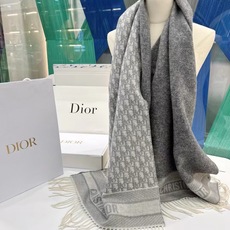 🆕【高版 · Dior双面流苏倾斜字母】 这款 Oblique 印花围巾重新诠释 Dior 经典标识,彰显现代精神。采用 🆕【高版 · Dior双面流苏倾斜字母】 这款 Oblique 印花围巾重新诠释 Dior 经典标识,彰显现代精神。采用