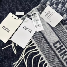 🆕【高版 · Dior双面流苏倾斜字母】 这款 Oblique 印花围巾重新诠释 Dior 经典标识,彰显现代精神。采用 🆕【高版 · Dior双面流苏倾斜字母】 这款 Oblique 印花围巾重新诠释 Dior 经典标识,彰显现代精神。采用