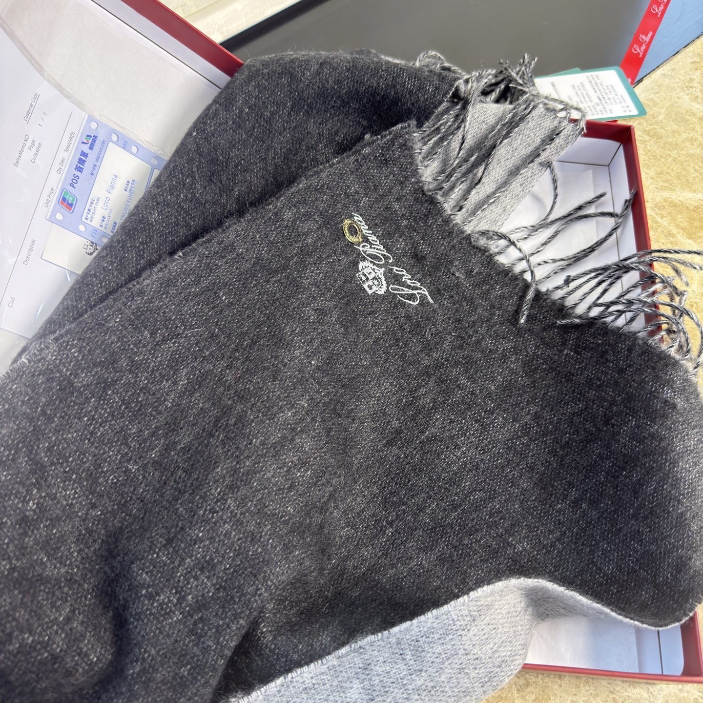 🆕Loro Piana · 诺悠翩雅【贸易公司尾单，极品双面山羊绒围巾披肩】送人自留都太高大上了😍重磅上新，爆款爆款，渠