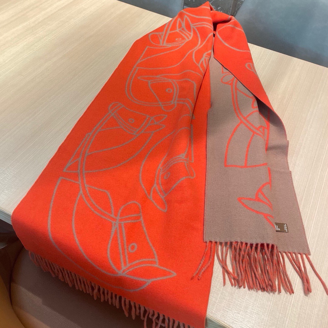 🆕Hermes · Casaque Entrelacs Equestres围巾❗️这款山羊绒围巾采用细腻的撞色提花编织，