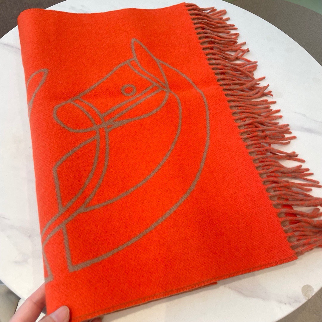 🆕Hermes · Casaque Entrelacs Equestres围巾❗️这款山羊绒围巾采用细腻的撞色提花编织，