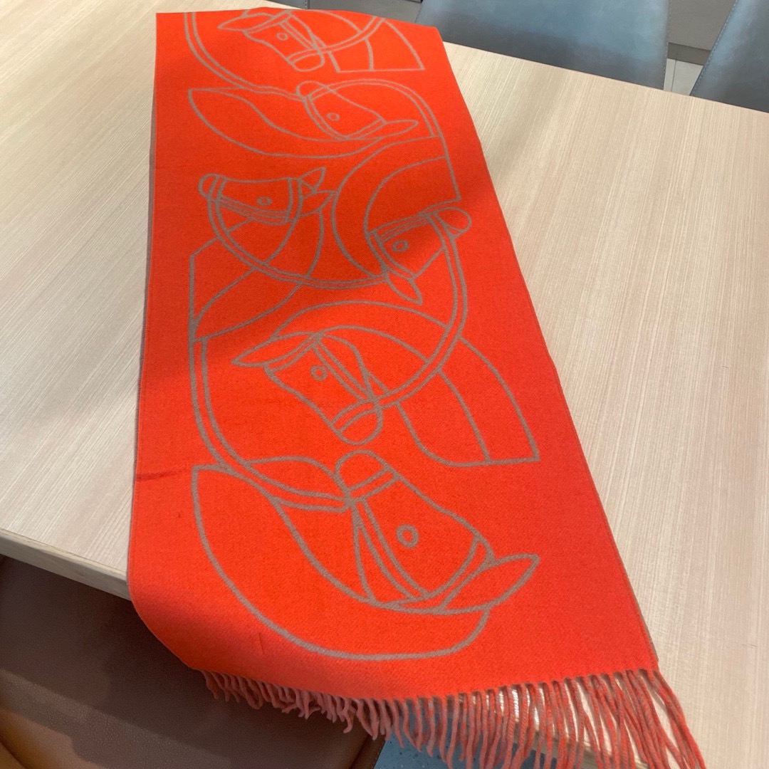 🆕Hermes · Casaque Entrelacs Equestres围巾❗️这款山羊绒围巾采用细腻的撞色提花编织，