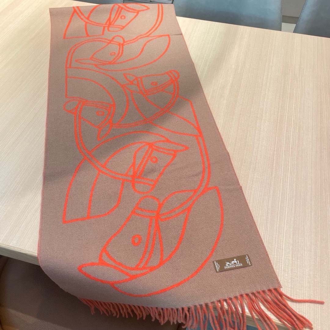 🆕Hermes · Casaque Entrelacs Equestres围巾❗️这款山羊绒围巾采用细腻的撞色提花编织，