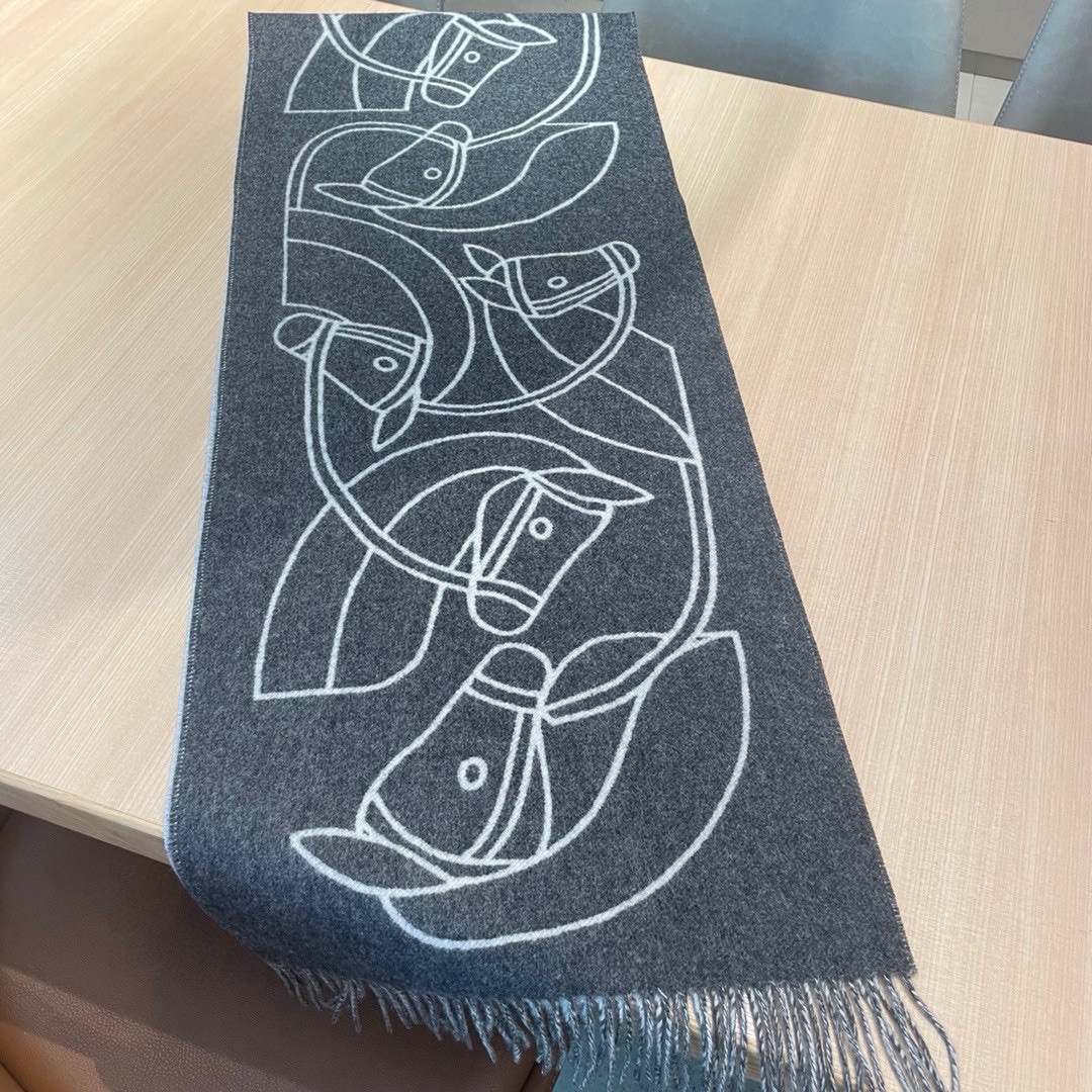 🆕Hermes · Casaque Entrelacs Equestres围巾❗️这款山羊绒围巾采用细腻的撞色提花编织, 🆕Hermes · Casaque Entrelacs Equestres围巾❗️这款山羊绒围巾采用细腻的撞色提花编织,