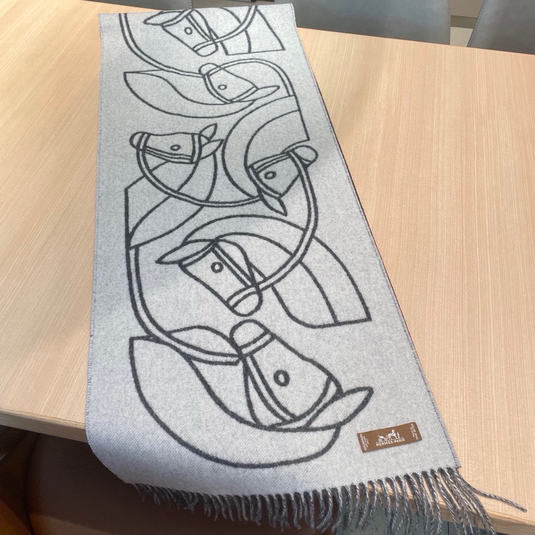 🆕Hermes · Casaque Entrelacs Equestres围巾❗️这款山羊绒围巾采用细腻的撞色提花编织, 🆕Hermes · Casaque Entrelacs Equestres围巾❗️这款山羊绒围巾采用细腻的撞色提花编织,