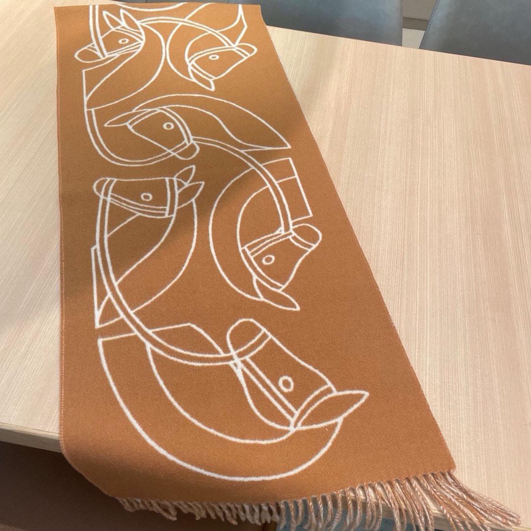 🆕Hermes · Casaque Entrelacs Equestres围巾❗️这款山羊绒围巾采用细腻的撞色提花编织，