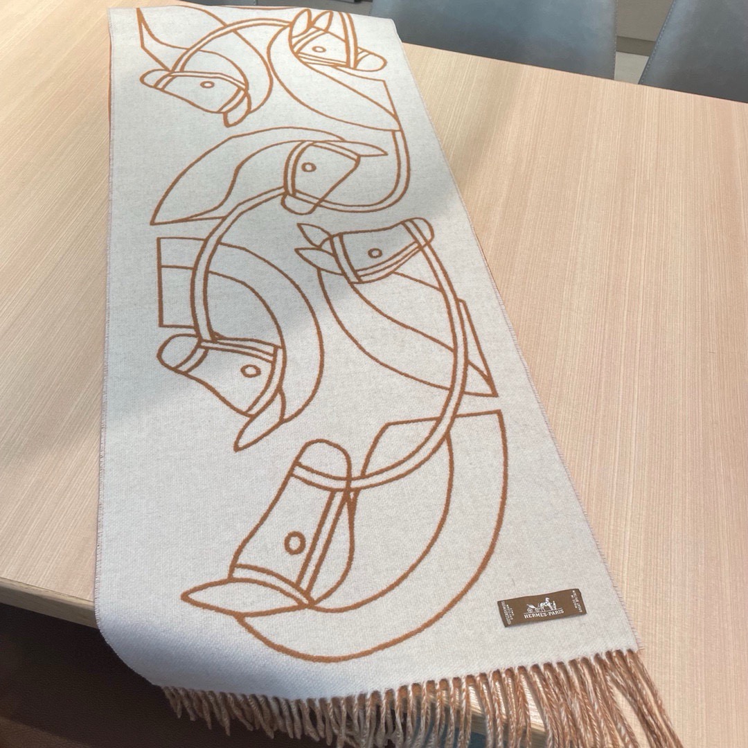 🆕Hermes · Casaque Entrelacs Equestres围巾❗️这款山羊绒围巾采用细腻的撞色提花编织，