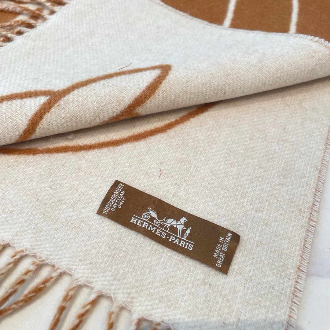 🆕Hermes · Casaque Entrelacs Equestres围巾❗️这款山羊绒围巾采用细腻的撞色提花编织，