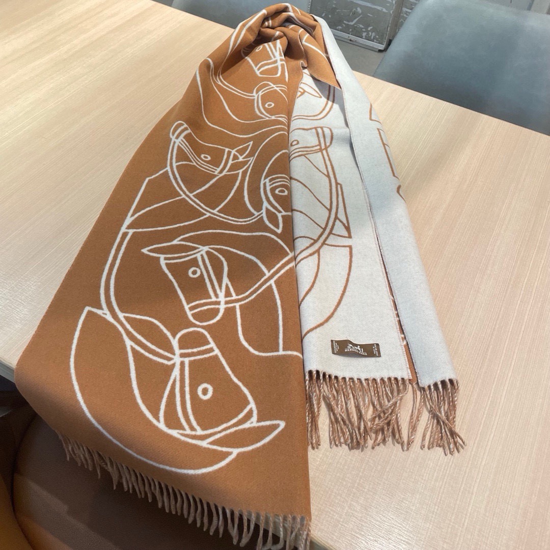 🆕Hermes · Casaque Entrelacs Equestres围巾❗️这款山羊绒围巾采用细腻的撞色提花编织，