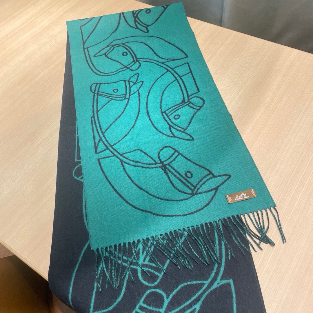 🆕Hermes · Casaque Entrelacs Equestres围巾❗️这款山羊绒围巾采用细腻的撞色提花编织, 🆕Hermes · Casaque Entrelacs Equestres围巾❗️这款山羊绒围巾采用细腻的撞色提花编织,