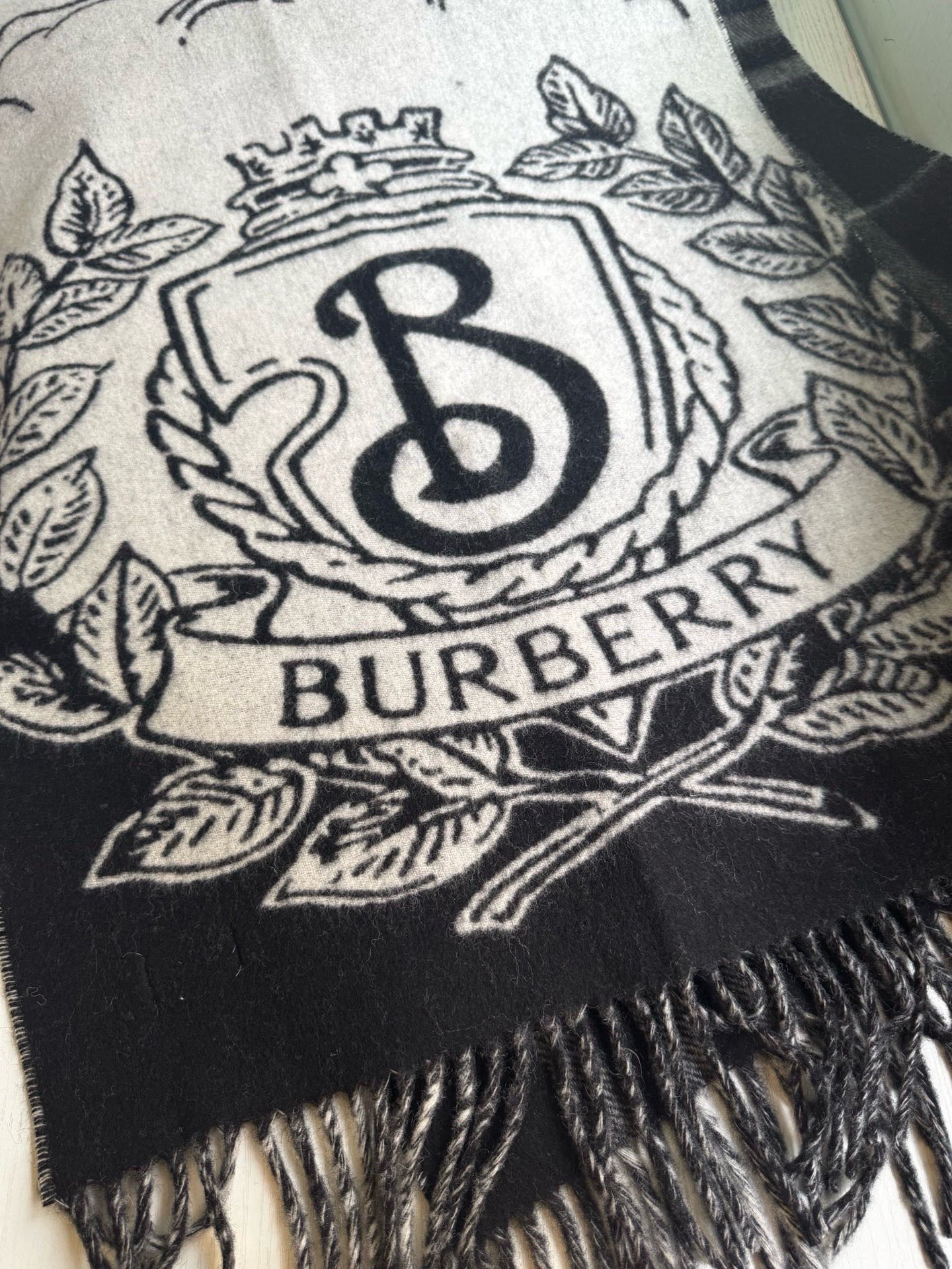 🆕Burberry ·双面两用风暴骑士图案羊绒围巾❗️于意大利工坊精制而成。以风暴夜空为背景,巧妙糅合马术骑士徽标(EK 🆕Burberry ·双面两用风暴骑士图案羊绒围巾❗️于意大利工坊精制而成。以风暴夜空为背景,巧妙糅合马术骑士徽标(EK