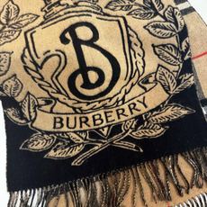 🆕Burberry ·双面两用风暴骑士图案羊绒围巾❗️于意大利工坊精制而成。以风暴夜空为背景,巧妙糅合马术骑士徽标(EK 🆕Burberry ·双面两用风暴骑士图案羊绒围巾❗️于意大利工坊精制而成。以风暴夜空为背景,巧妙糅合马术骑士徽标(EK