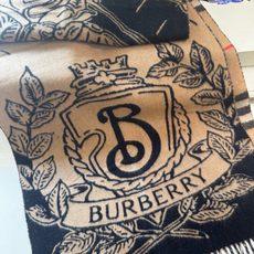 🆕Burberry ·双面两用风暴骑士图案羊绒围巾❗️于意大利工坊精制而成。以风暴夜空为背景,巧妙糅合马术骑士徽标(EK 🆕Burberry ·双面两用风暴骑士图案羊绒围巾❗️于意大利工坊精制而成。以风暴夜空为背景,巧妙糅合马术骑士徽标(EK