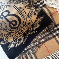 🆕Burberry ·双面两用风暴骑士图案羊绒围巾❗️于意大利工坊精制而成。以风暴夜空为背景,巧妙糅合马术骑士徽标(EK 🆕Burberry ·双面两用风暴骑士图案羊绒围巾❗️于意大利工坊精制而成。以风暴夜空为背景,巧妙糅合马术骑士徽标(EK