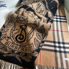 🆕Burberry ·双面两用风暴骑士图案羊绒围巾❗️于意大利工坊精制而成。以风暴夜空为背景,巧妙糅合马术骑士徽标(EK 🆕Burberry ·双面两用风暴骑士图案羊绒围巾❗️于意大利工坊精制而成。以风暴夜空为背景,巧妙糅合马术骑士徽标(EK