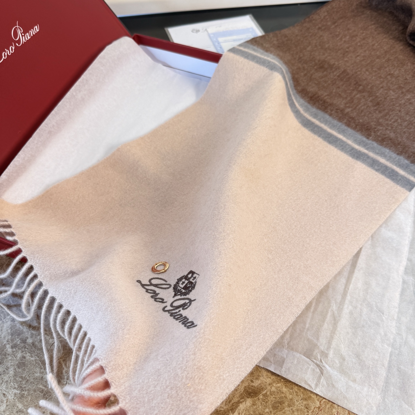 🆕Loro Piana · 诺悠翩雅❗️【贸易公司尾单，极品拼色小围巾】送人自留都太高大上了😍重磅上新，爆款爆款，出口意