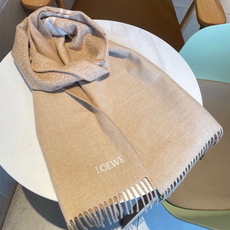 🆕LOEWE双面围巾,中克重双面羊毛和羊绒混纺围巾。 全覆盖提花 Anagram 流苏边缘 角落饰有 LOEWE 刺绣 🆕LOEWE双面围巾,中克重双面羊毛和羊绒混纺围巾。 全覆盖提花 Anagram 流苏边缘 角落饰有 LOEWE 刺绣