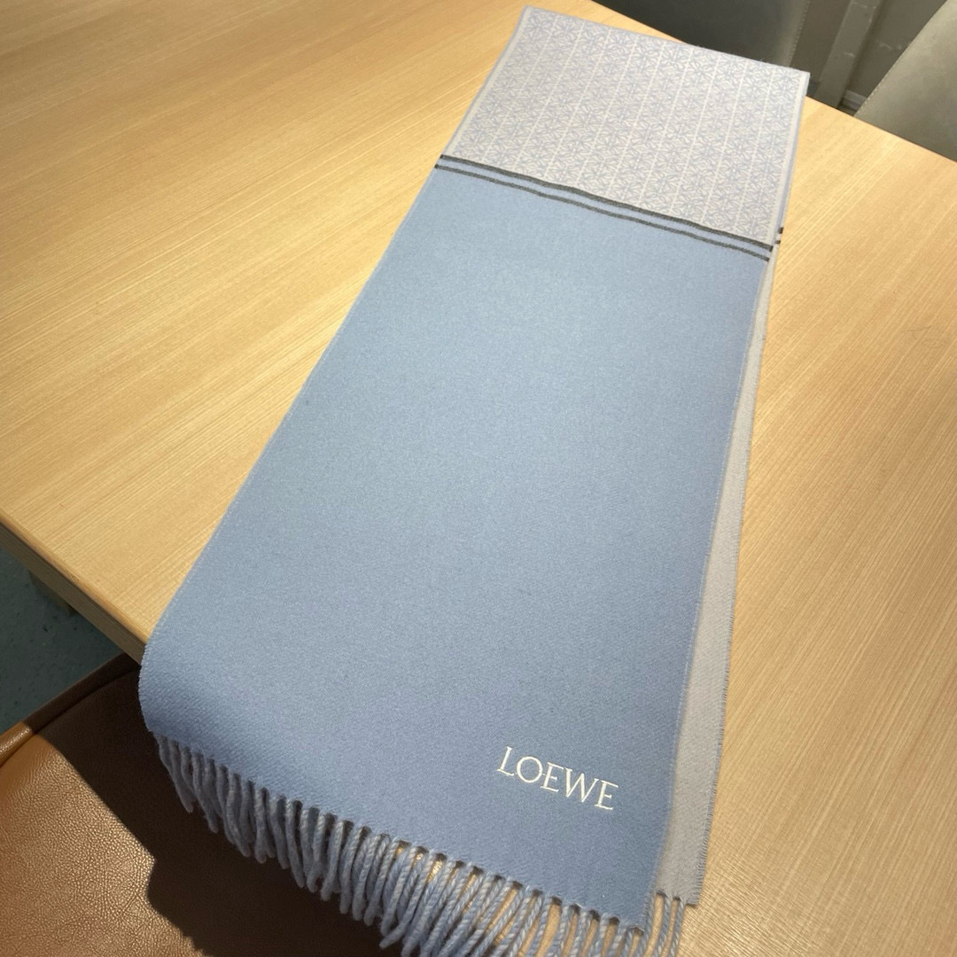 🆕LOEWE双面围巾,中克重双面羊毛和羊绒混纺围巾。 全覆盖提花 Anagram 流苏边缘 角落饰有 LOEWE 刺绣 🆕LOEWE双面围巾,中克重双面羊毛和羊绒混纺围巾。 全覆盖提花 Anagram 流苏边缘 角落饰有 LOEWE 刺绣
