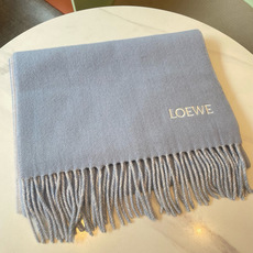 🆕LOEWE双面围巾,中克重双面羊毛和羊绒混纺围巾。 全覆盖提花 Anagram 流苏边缘 角落饰有 LOEWE 刺绣 🆕LOEWE双面围巾,中克重双面羊毛和羊绒混纺围巾。 全覆盖提花 Anagram 流苏边缘 角落饰有 LOEWE 刺绣