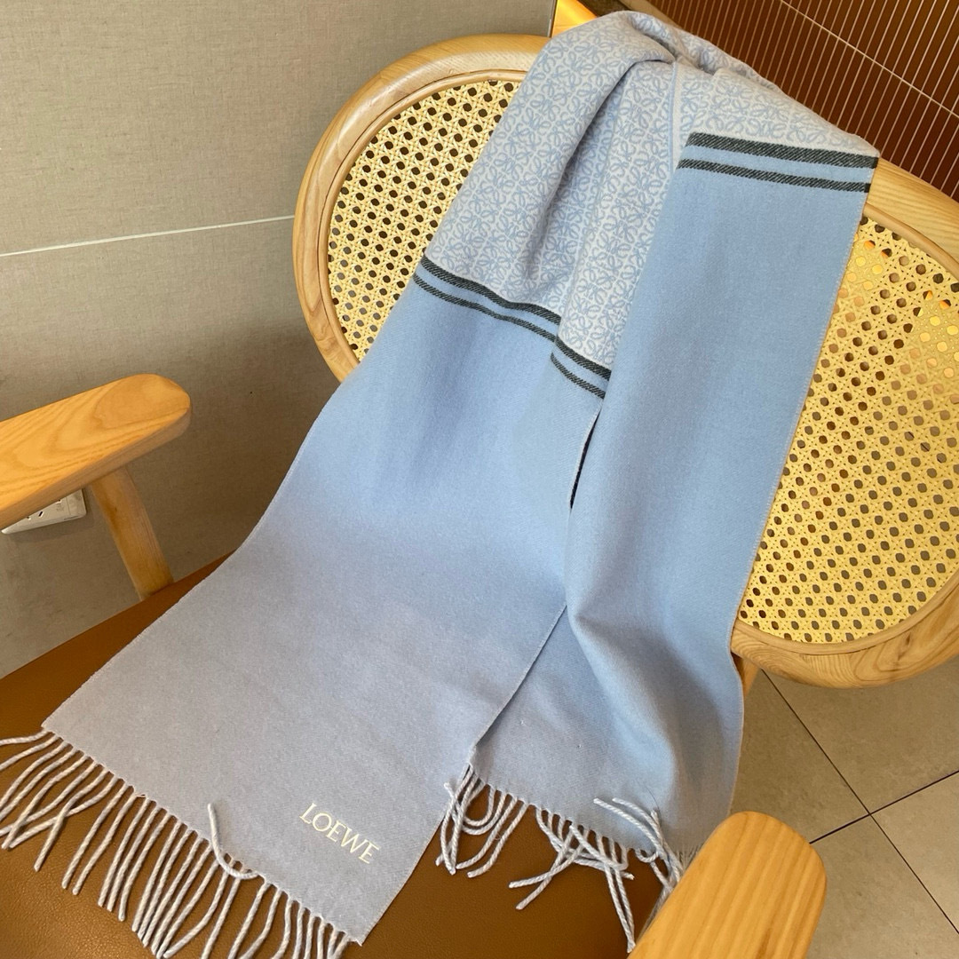 🆕LOEWE双面围巾,中克重双面羊毛和羊绒混纺围巾。 全覆盖提花 Anagram 流苏边缘 角落饰有 LOEWE 刺绣 🆕LOEWE双面围巾,中克重双面羊毛和羊绒混纺围巾。 全覆盖提花 Anagram 流苏边缘 角落饰有 LOEWE 刺绣