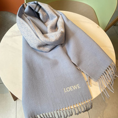 🆕LOEWE双面围巾,中克重双面羊毛和羊绒混纺围巾。 全覆盖提花 Anagram 流苏边缘 角落饰有 LOEWE 刺绣 🆕LOEWE双面围巾,中克重双面羊毛和羊绒混纺围巾。 全覆盖提花 Anagram 流苏边缘 角落饰有 LOEWE 刺绣