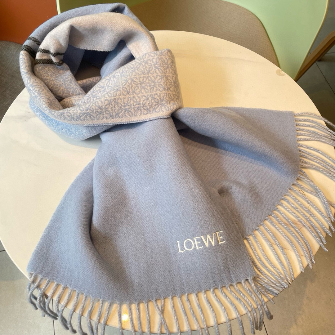 🆕LOEWE双面围巾,中克重双面羊毛和羊绒混纺围巾。 全覆盖提花 Anagram 流苏边缘 角落饰有 LOEWE 刺绣 🆕LOEWE双面围巾,中克重双面羊毛和羊绒混纺围巾。 全覆盖提花 Anagram 流苏边缘 角落饰有 LOEWE 刺绣