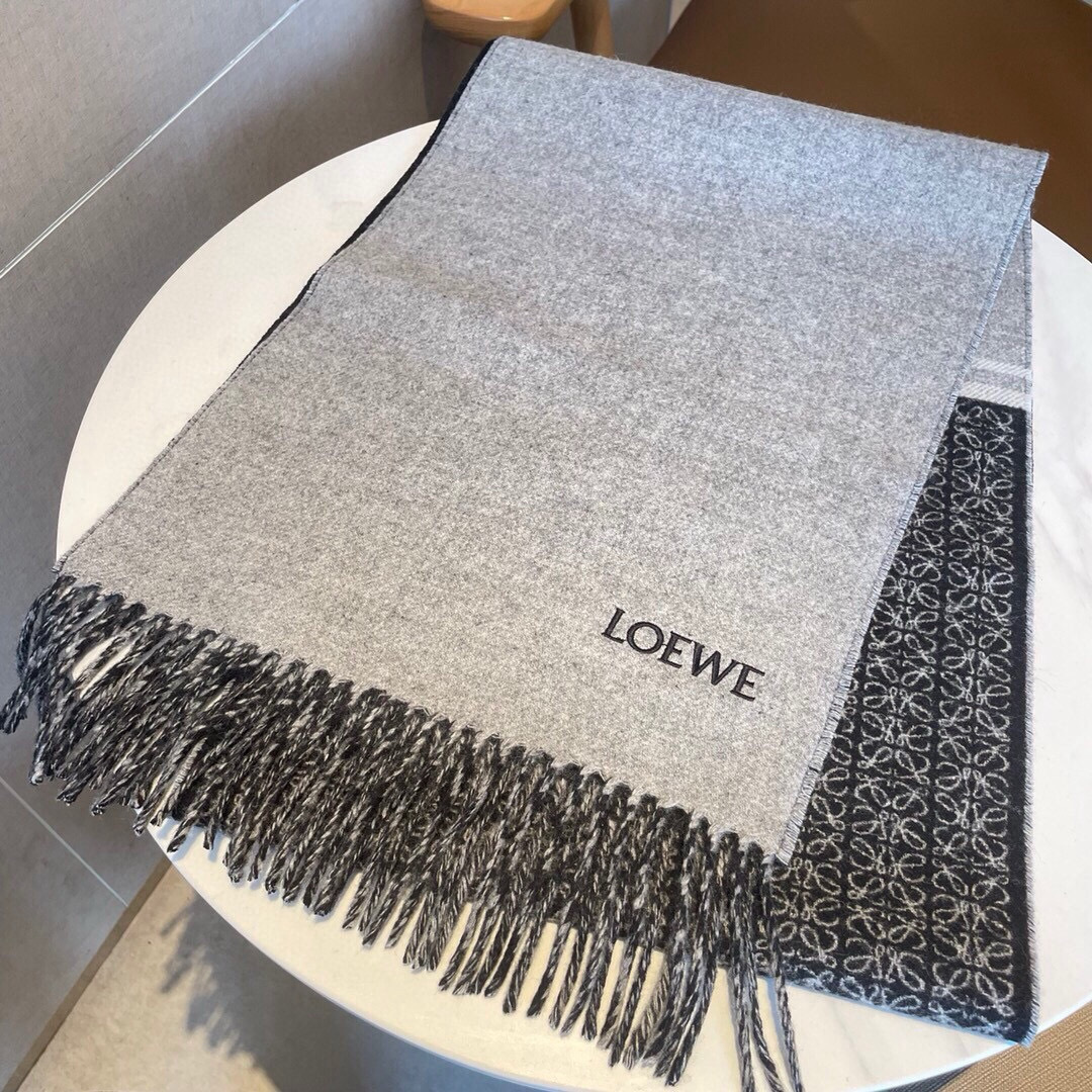 🆕LOEWE双面围巾,中克重双面羊毛和羊绒混纺围巾。 全覆盖提花 Anagram 流苏边缘 角落饰有 LOEWE 刺绣 🆕LOEWE双面围巾,中克重双面羊毛和羊绒混纺围巾。 全覆盖提花 Anagram 流苏边缘 角落饰有 LOEWE 刺绣
