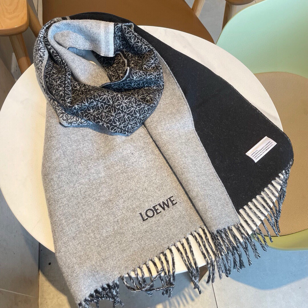🆕LOEWE双面围巾,中克重双面羊毛和羊绒混纺围巾。 全覆盖提花 Anagram 流苏边缘 角落饰有 LOEWE 刺绣 🆕LOEWE双面围巾,中克重双面羊毛和羊绒混纺围巾。 全覆盖提花 Anagram 流苏边缘 角落饰有 LOEWE 刺绣