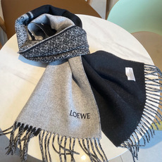 🆕LOEWE双面围巾,中克重双面羊毛和羊绒混纺围巾。 全覆盖提花 Anagram 流苏边缘 角落饰有 LOEWE 刺绣 🆕LOEWE双面围巾,中克重双面羊毛和羊绒混纺围巾。 全覆盖提花 Anagram 流苏边缘 角落饰有 LOEWE 刺绣