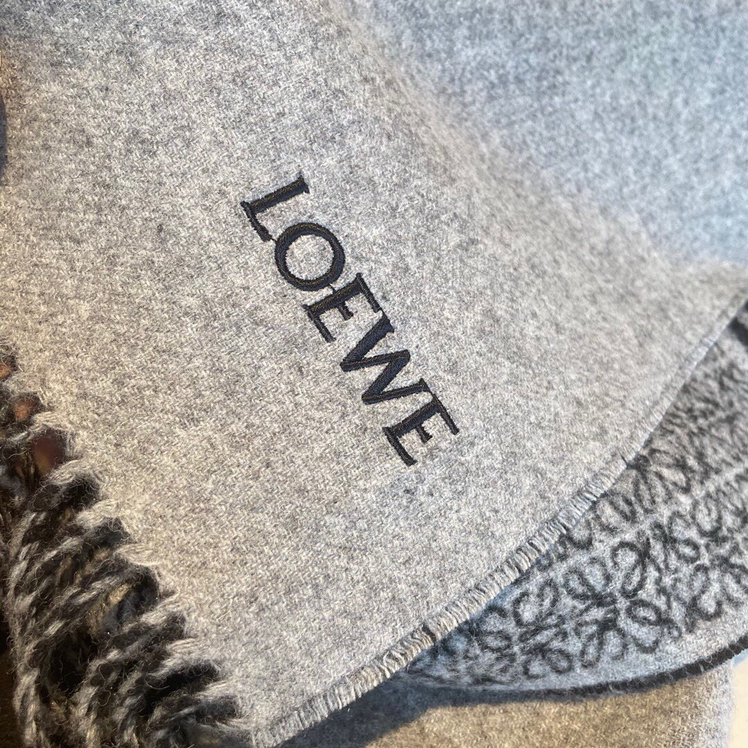🆕LOEWE双面围巾,中克重双面羊毛和羊绒混纺围巾。 全覆盖提花 Anagram 流苏边缘 角落饰有 LOEWE 刺绣 🆕LOEWE双面围巾,中克重双面羊毛和羊绒混纺围巾。 全覆盖提花 Anagram 流苏边缘 角落饰有 LOEWE 刺绣