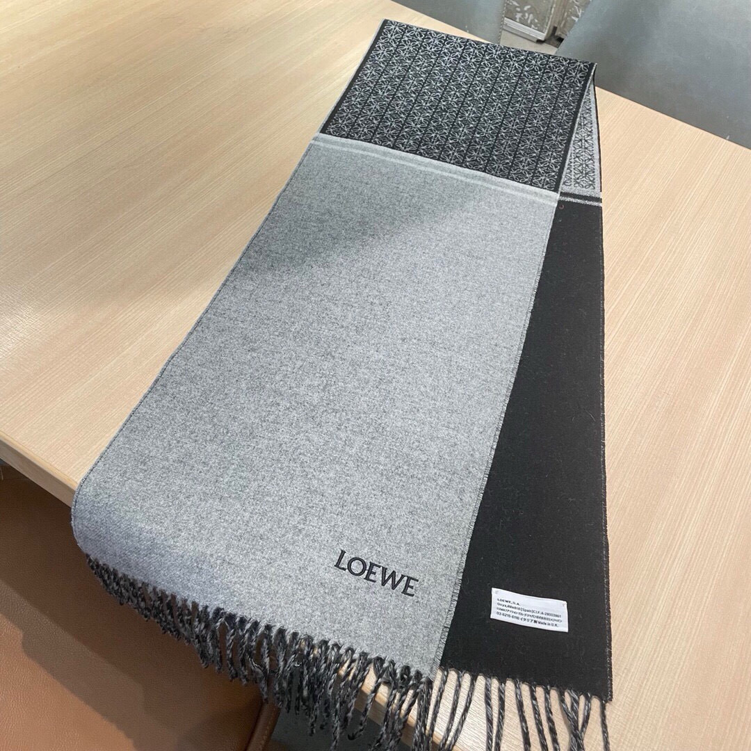 🆕LOEWE双面围巾,中克重双面羊毛和羊绒混纺围巾。 全覆盖提花 Anagram 流苏边缘 角落饰有 LOEWE 刺绣 🆕LOEWE双面围巾,中克重双面羊毛和羊绒混纺围巾。 全覆盖提花 Anagram 流苏边缘 角落饰有 LOEWE 刺绣