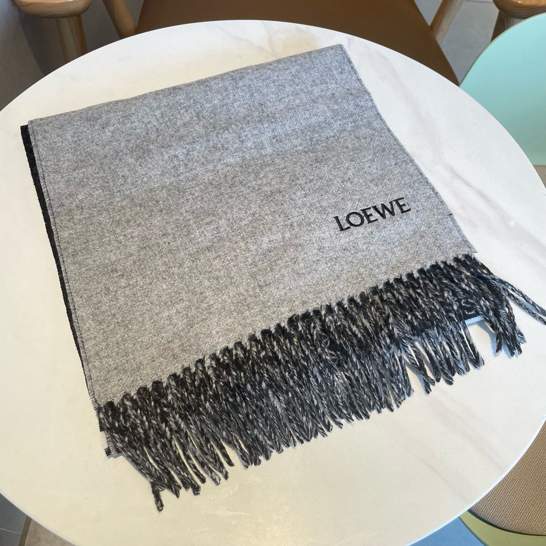 🆕LOEWE双面围巾,中克重双面羊毛和羊绒混纺围巾。 全覆盖提花 Anagram 流苏边缘 角落饰有 LOEWE 刺绣 🆕LOEWE双面围巾,中克重双面羊毛和羊绒混纺围巾。 全覆盖提花 Anagram 流苏边缘 角落饰有 LOEWE 刺绣