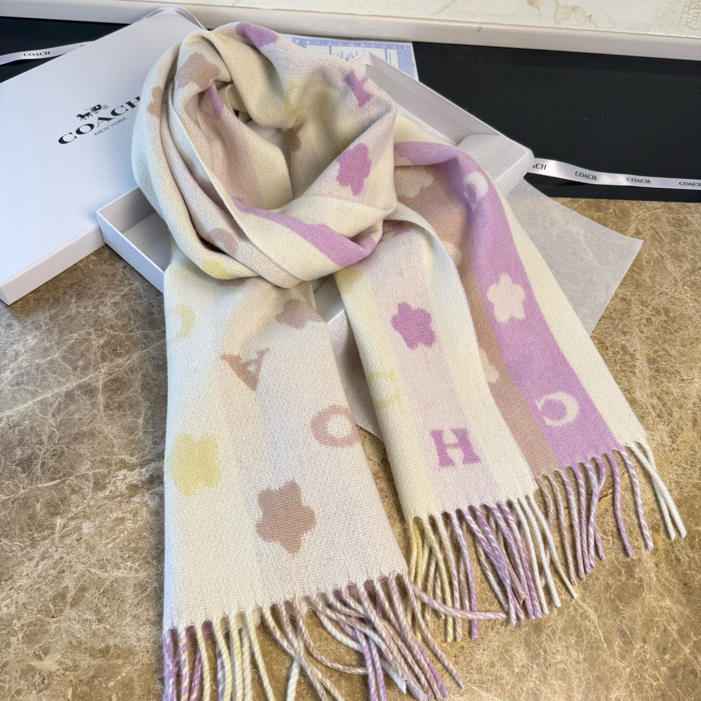🆕COACH · 蔻驰男女通用彩条围巾❗️也太好看了吧！不仅有颜值还有品质，95%绵羊毛+5%山羊绒，手感超级软糯和舒服
