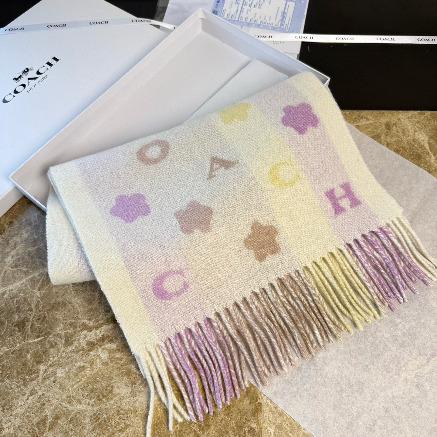 🆕COACH · 蔻驰男女通用彩条围巾❗️也太好看了吧！不仅有颜值还有品质，95%绵羊毛+5%山羊绒，手感超级软糯和舒服