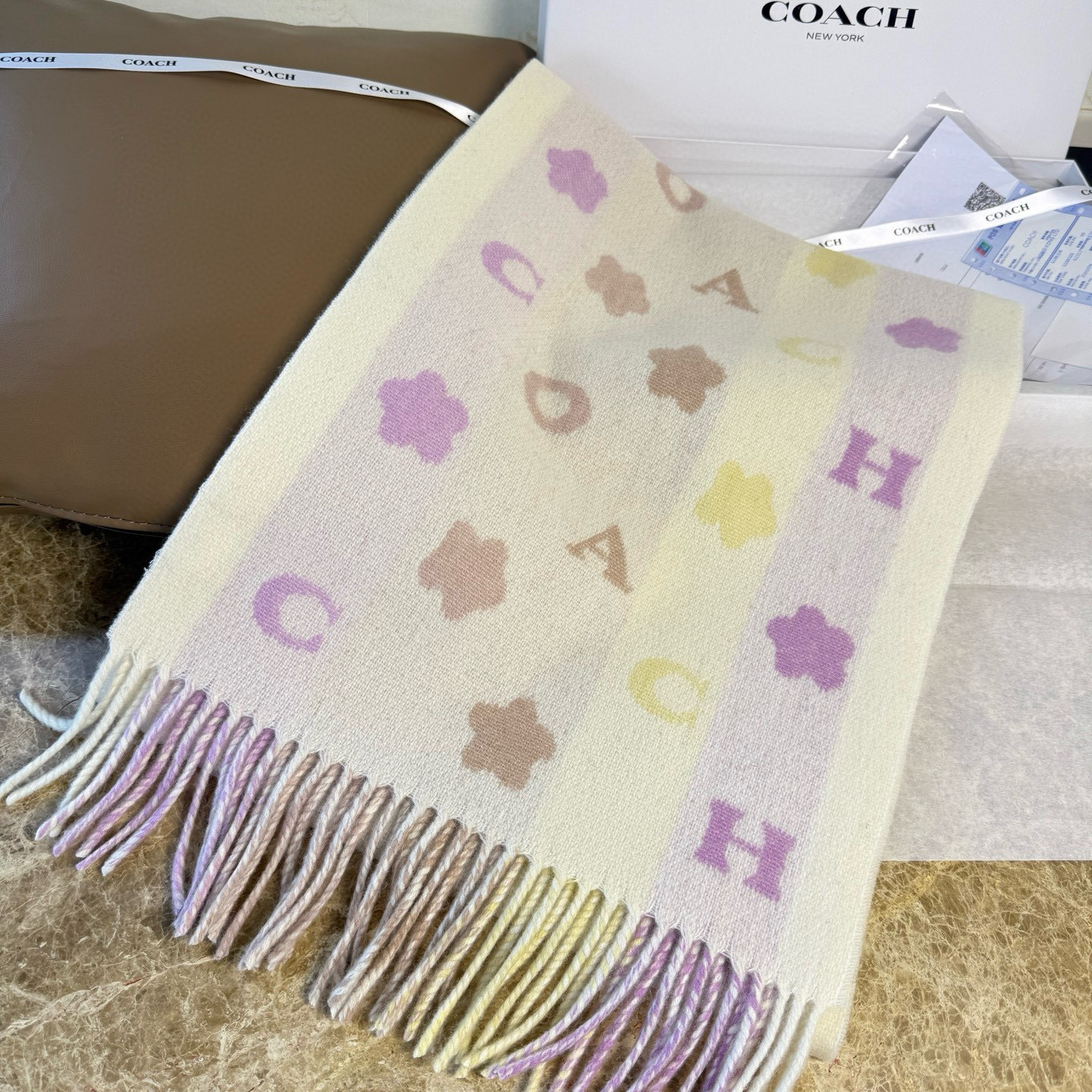 🆕COACH · 蔻驰男女通用彩条围巾❗️也太好看了吧！不仅有颜值还有品质，95%绵羊毛+5%山羊绒，手感超级软糯和舒服