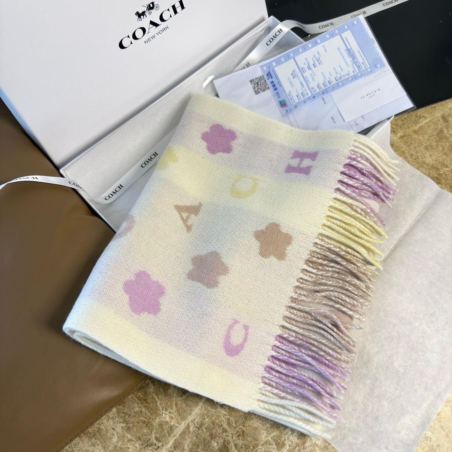 🆕COACH · 蔻驰男女通用彩条围巾❗️也太好看了吧！不仅有颜值还有品质，95%绵羊毛+5%山羊绒，手感超级软糯和舒服
