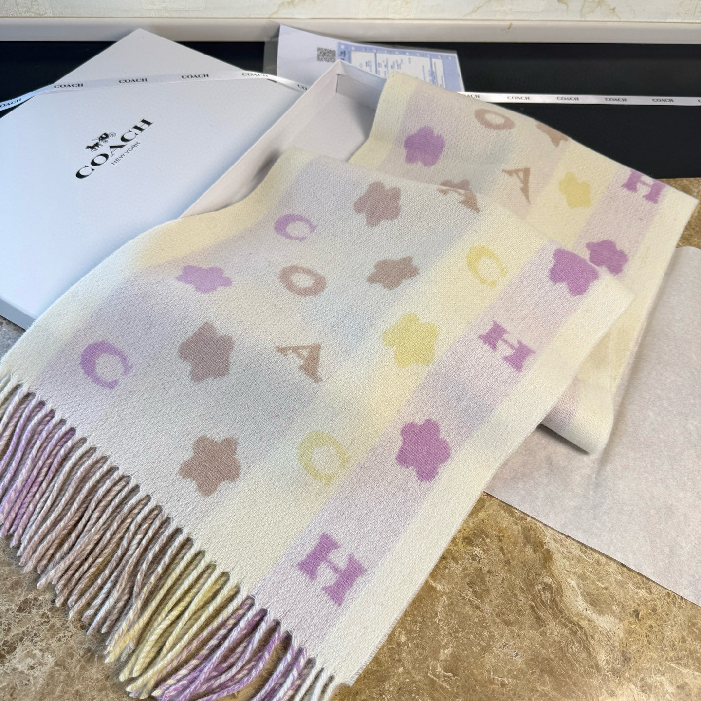 🆕COACH · 蔻驰男女通用彩条围巾❗️也太好看了吧！不仅有颜值还有品质，95%绵羊毛+5%山羊绒，手感超级软糯和舒服