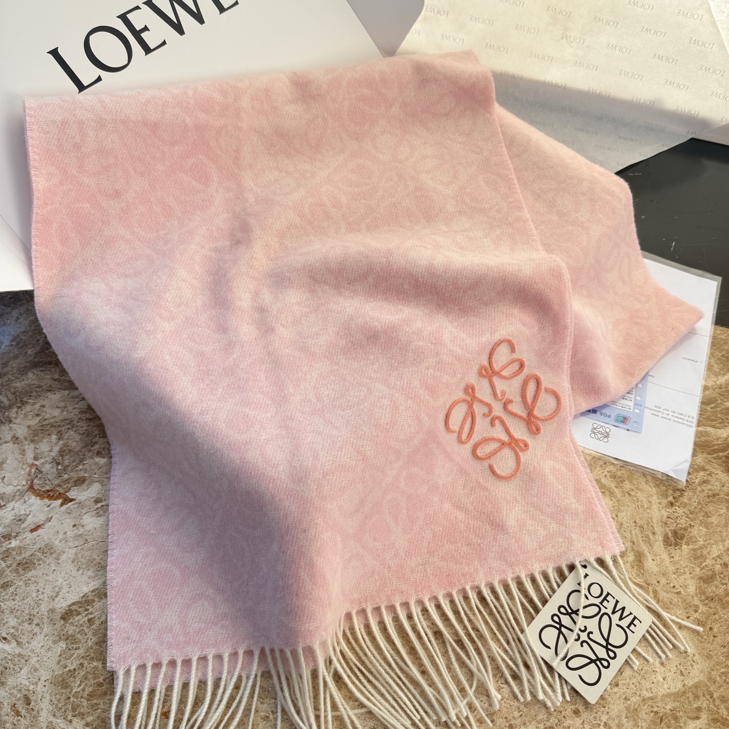 🆕高版植绒版本 · LOEWE罗意威新款最火围巾，双面羊毛和羊绒围巾，角落饰有 Anagram 簇绒刺绣Logo，点缀双