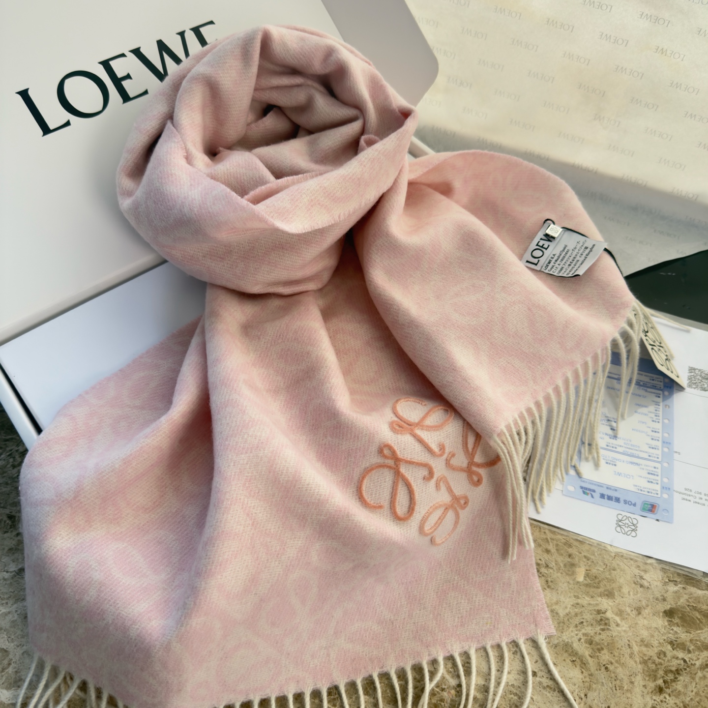 🆕高版植绒版本 · LOEWE罗意威新款最火围巾，双面羊毛和羊绒围巾，角落饰有 Anagram 簇绒刺绣Logo，点缀双