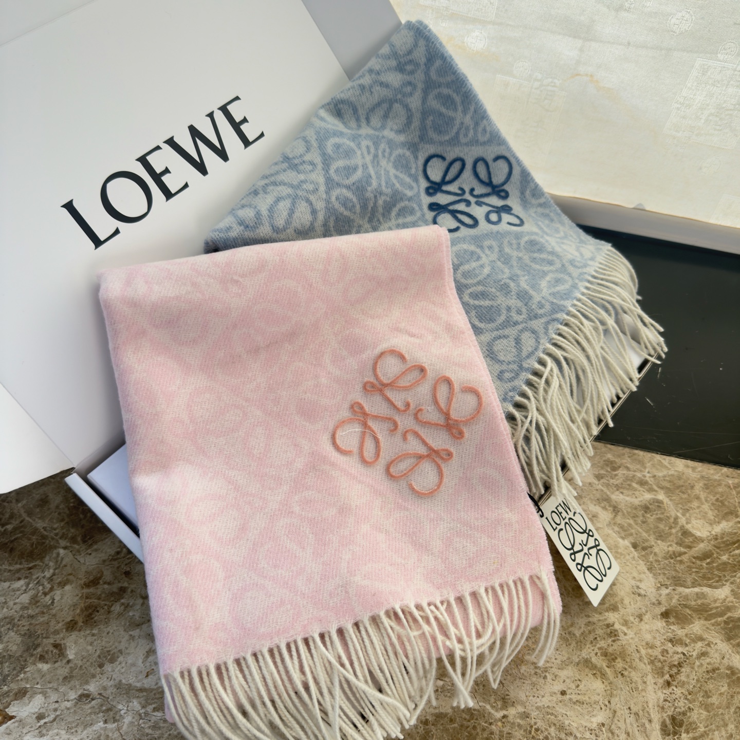 🆕高版植绒版本 · LOEWE罗意威新款最火围巾，双面羊毛和羊绒围巾，角落饰有 Anagram 簇绒刺绣Logo，点缀双