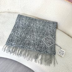 🆕高版植绒版本 · LOEWE罗意威新款最火围巾,双面羊毛和羊绒围巾,角落饰有 Anagram 簇绒刺绣Logo,点缀双 🆕高版植绒版本 · LOEWE罗意威新款最火围巾,双面羊毛和羊绒围巾,角落饰有 Anagram 簇绒刺绣Logo,点缀双