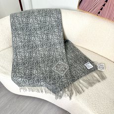 🆕高版植绒版本 · LOEWE罗意威新款最火围巾,双面羊毛和羊绒围巾,角落饰有 Anagram 簇绒刺绣Logo,点缀双 🆕高版植绒版本 · LOEWE罗意威新款最火围巾,双面羊毛和羊绒围巾,角落饰有 Anagram 簇绒刺绣Logo,点缀双