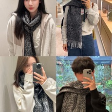 🆕高版植绒版本 · LOEWE罗意威新款最火围巾,双面羊毛和羊绒围巾,角落饰有 Anagram 簇绒刺绣Logo,点缀双 🆕高版植绒版本 · LOEWE罗意威新款最火围巾,双面羊毛和羊绒围巾,角落饰有 Anagram 簇绒刺绣Logo,点缀双