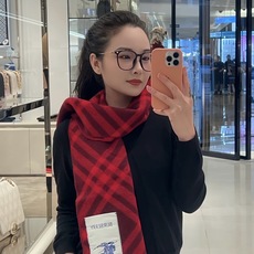 🆕Burberry新款苏格兰格纹羊绒围巾,继全智贤带火的格纹款围巾之后,Bur又一款力作上市,Burberry新款流苏格 🆕Burberry新款苏格兰格纹羊绒围巾,继全智贤带火的格纹款围巾之后,Bur又一款力作上市,Burberry新款流苏格
