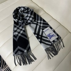 🆕Burberry新款苏格兰格纹羊绒围巾,继全智贤带火的格纹款围巾之后,Bur又一款力作上市,Burberry新款流苏格 🆕Burberry新款苏格兰格纹羊绒围巾,继全智贤带火的格纹款围巾之后,Bur又一款力作上市,Burberry新款流苏格