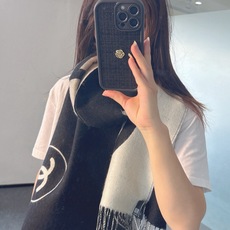 🆕Chanel · 香奈兒新品圍巾,這條必須推 雖然是25C吊牌,但25P開始之後這條才進櫃 有多種顏色可挑 首推粉色這 🆕Chanel · 香奈兒新品圍巾,這條必須推 雖然是25C吊牌,但25P開始之後這條才進櫃 有多種顏色可挑 首推粉色這